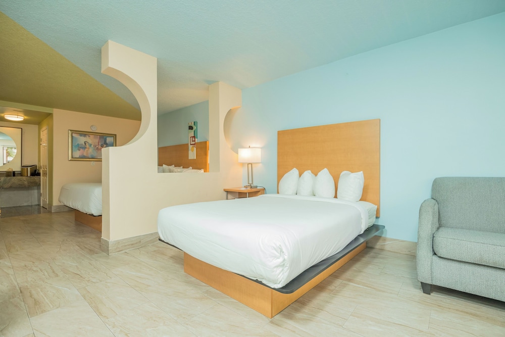 DELUXE, SUITE, MULTIPLE BEDS