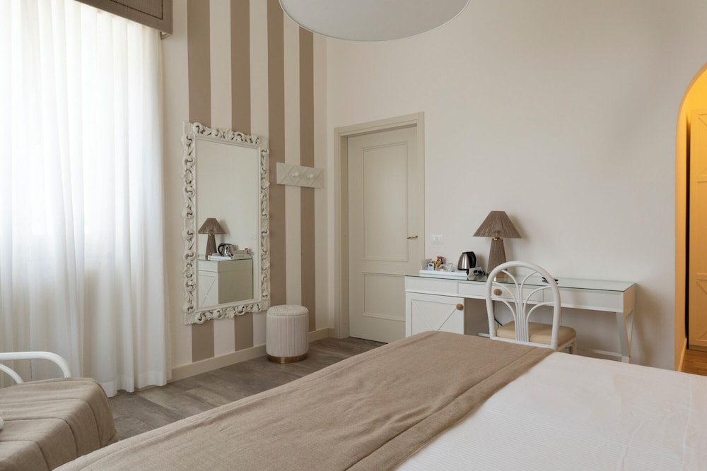ROOM, DOUBLE OR TWIN BED, GROUND FLOOR