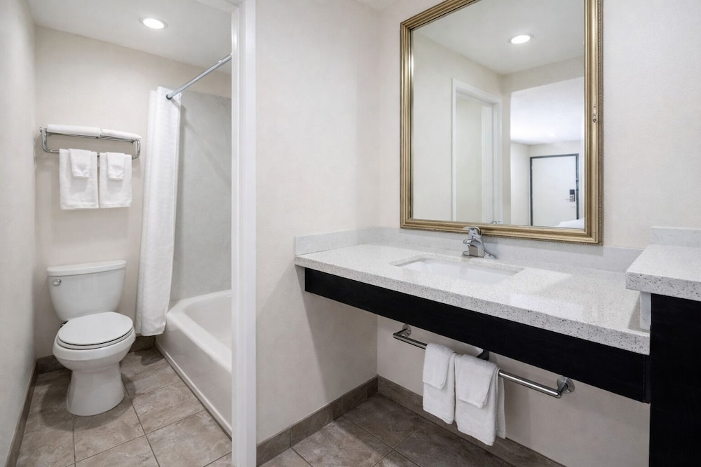 Super 8 by Wyndham Bakersfield CA 39/48