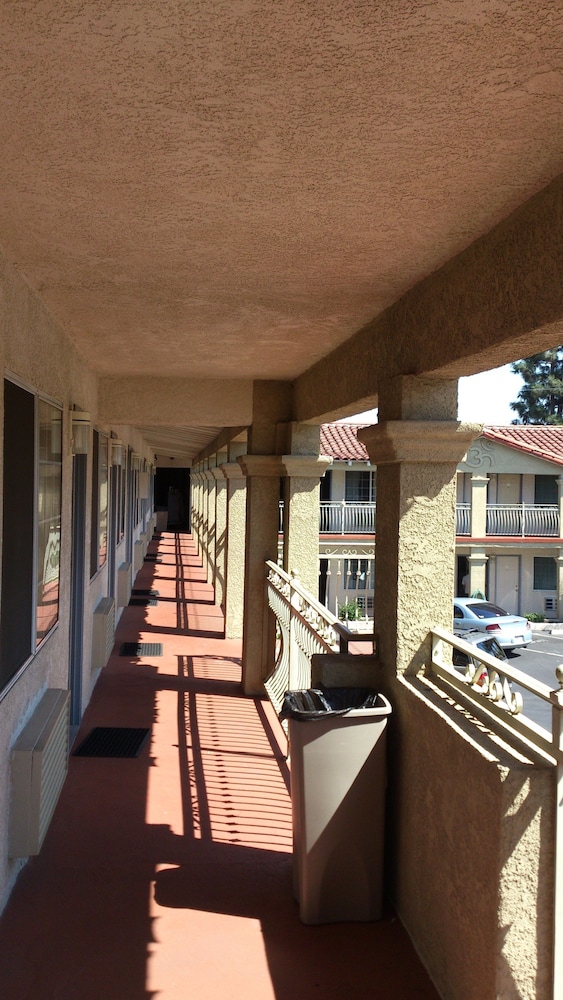 Santa Ana Travel Inn 9/40
