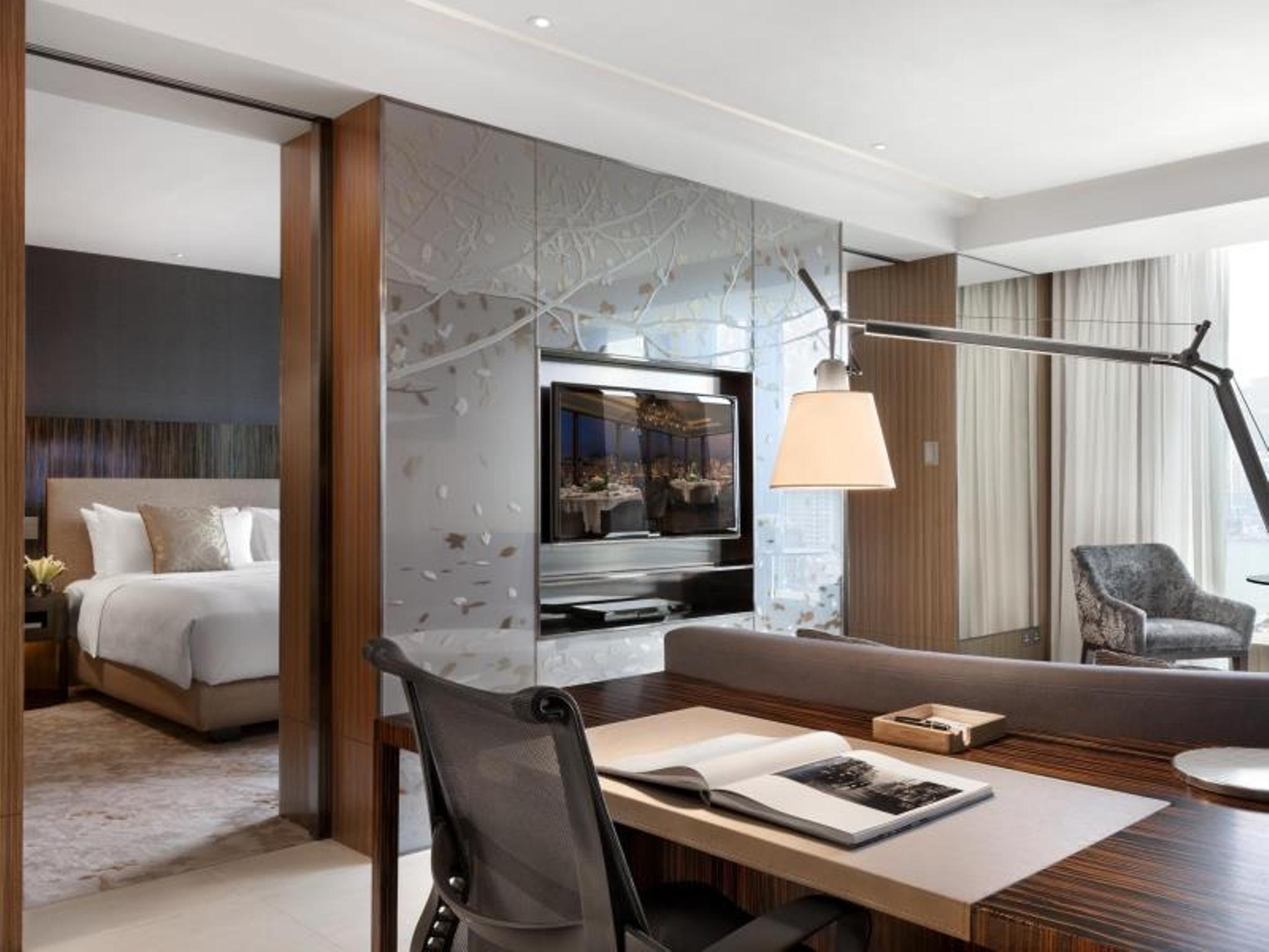 Club, Suite