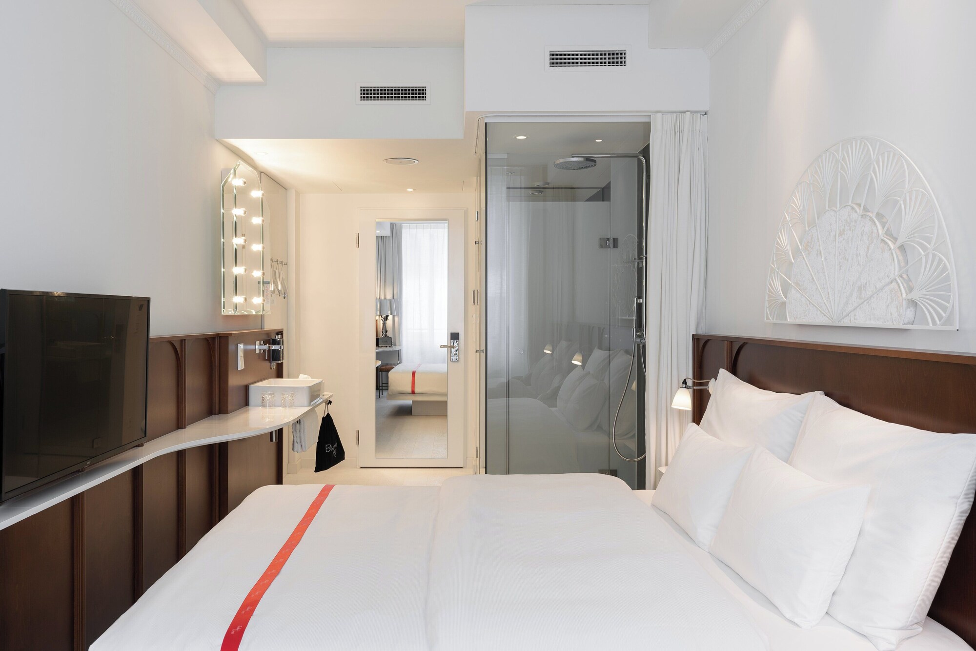 Lovely, Queen Bed