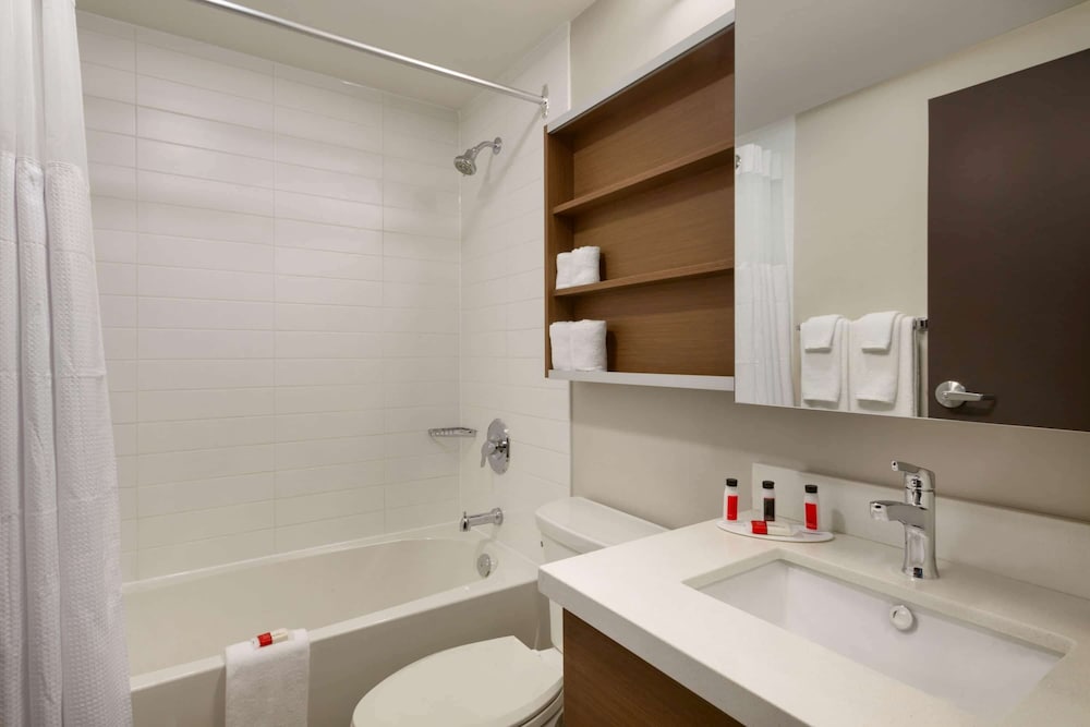 Microtel Inn & Suites by Wyndham Oyster Bay 56/56