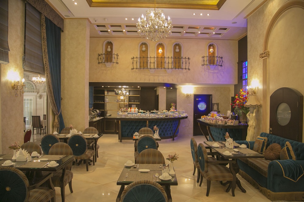 QUEENS SUITE HOTEL 55/61