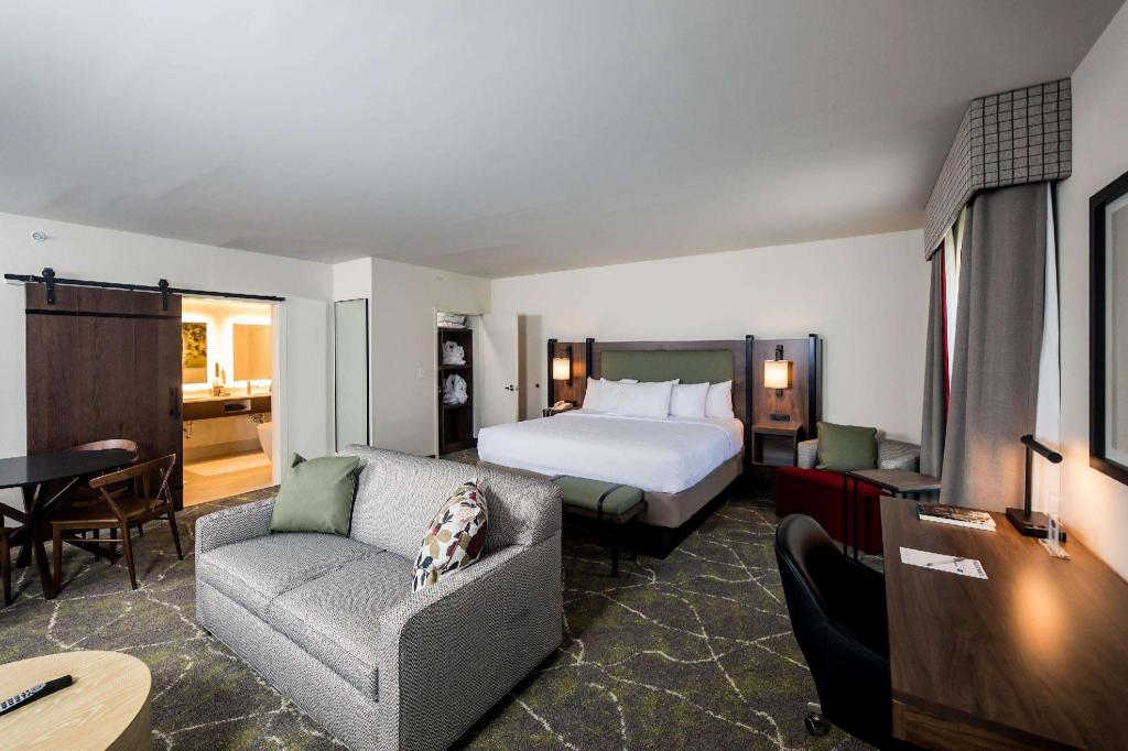 Suite, King Bed, Sofa, Accessible