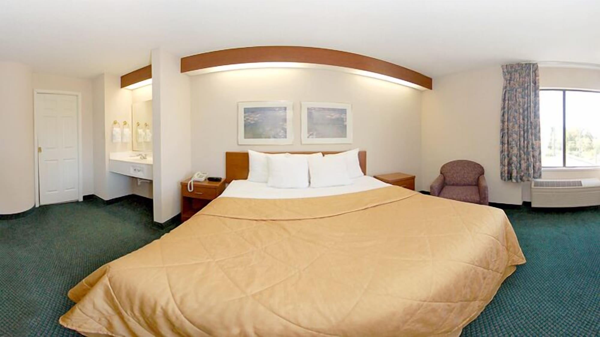 غرفة بسرير كينج