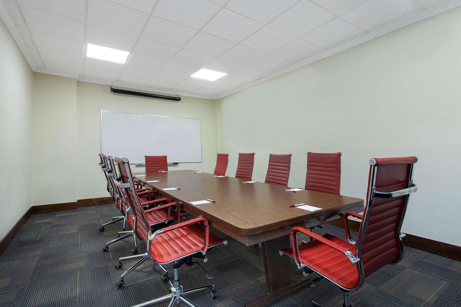Ramada By Wyndham Tampa Airport Westshore 24/29