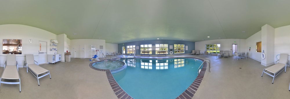 Holiday Inn Express Hotel Suites Stevens Point 8/57