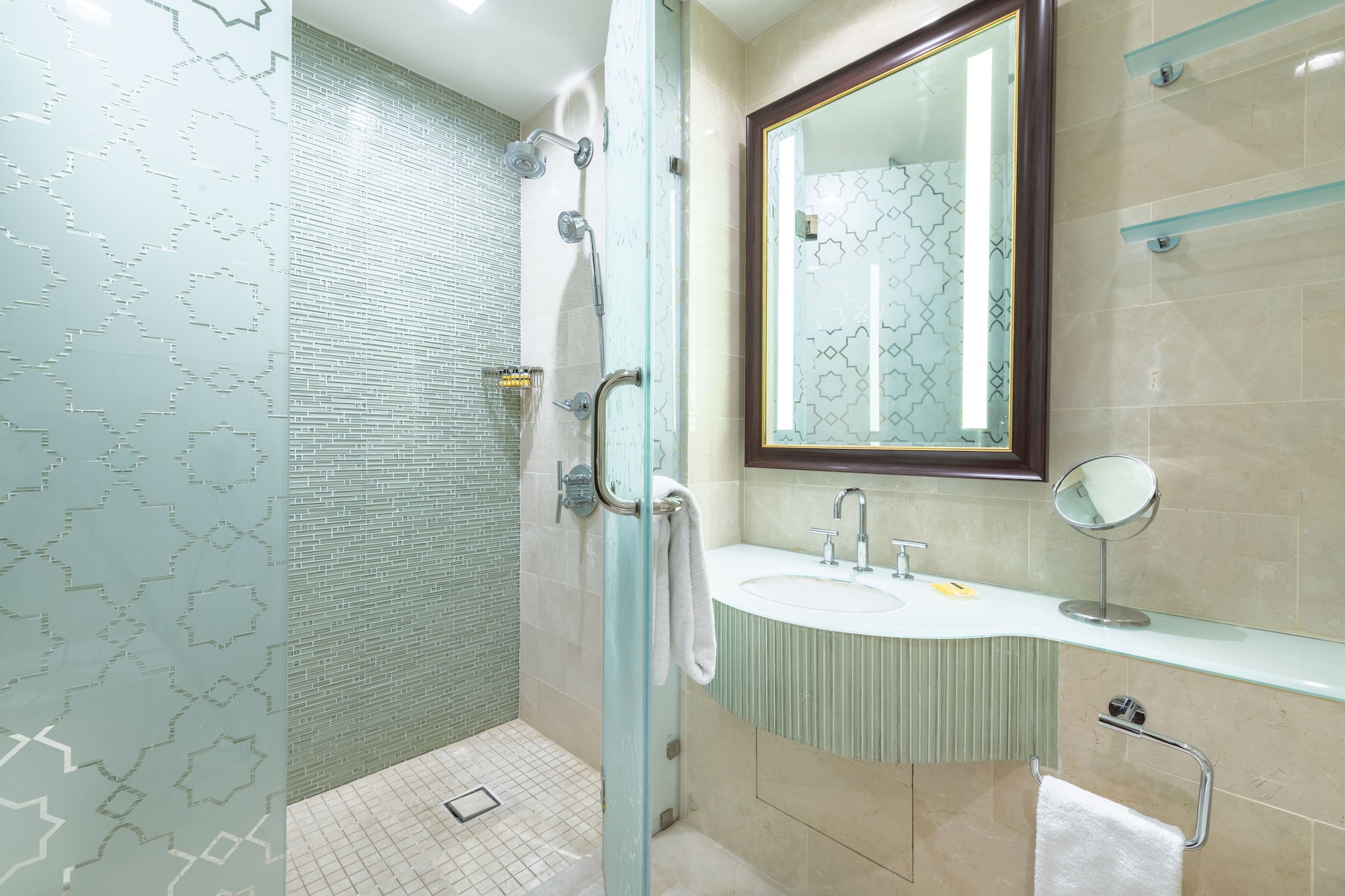 REGENCY, SUITE, KING BED