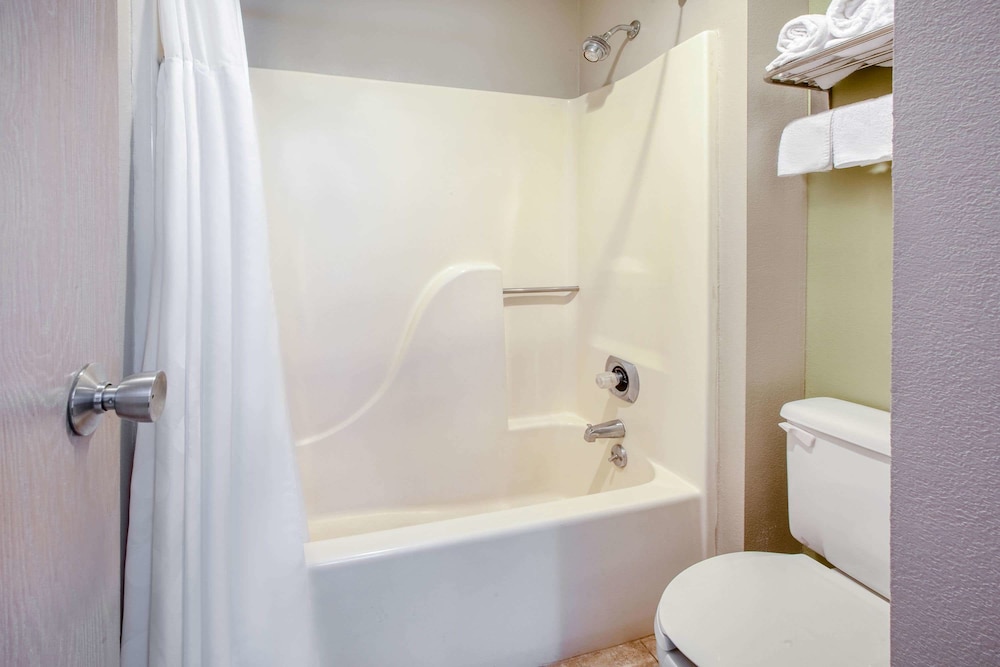 Baymont By Wyndham Grand Rapids Southeast 10/38