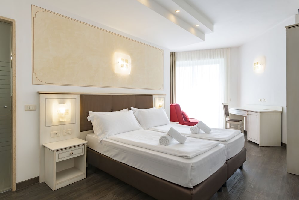 Comfort, Partial Lake View, Balcony