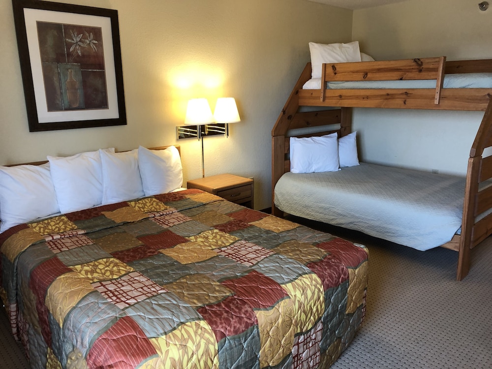 Days Inn By Wyndham Iron Mountain 12/36