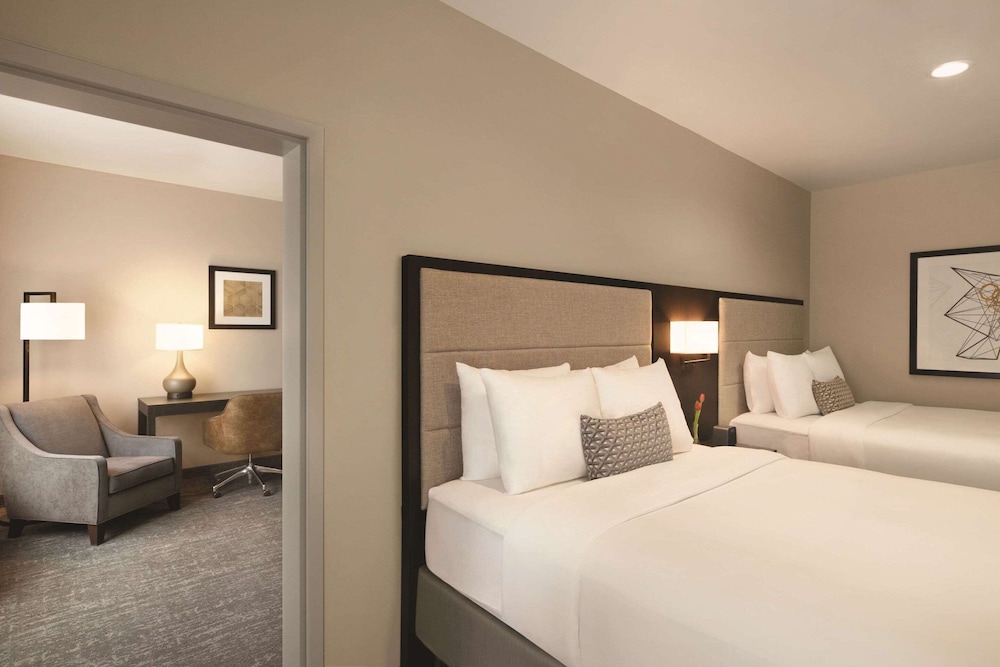 SUITE, MULTIPLE BEDS