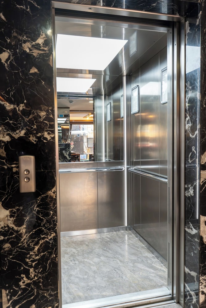 Eliza Hotel 25/50