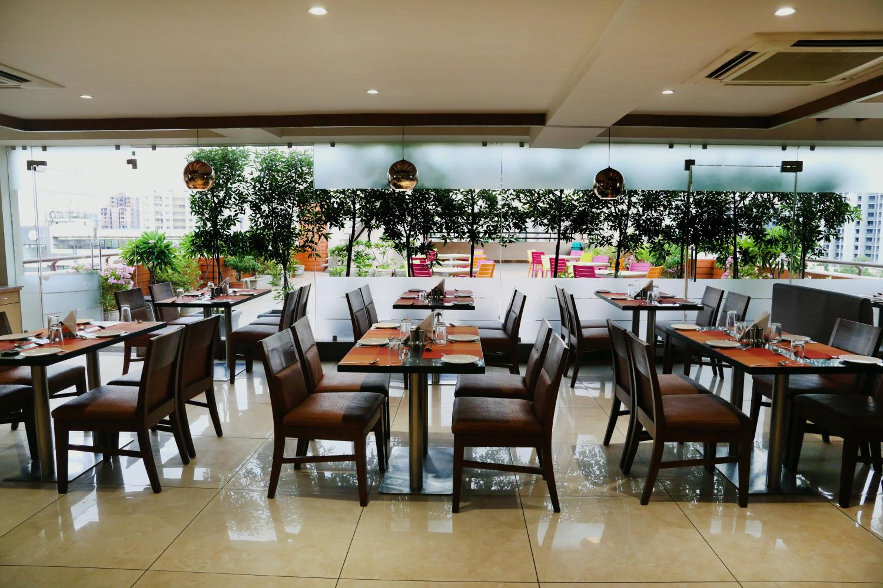 OYO Premium Vastrapur Lake 53/63