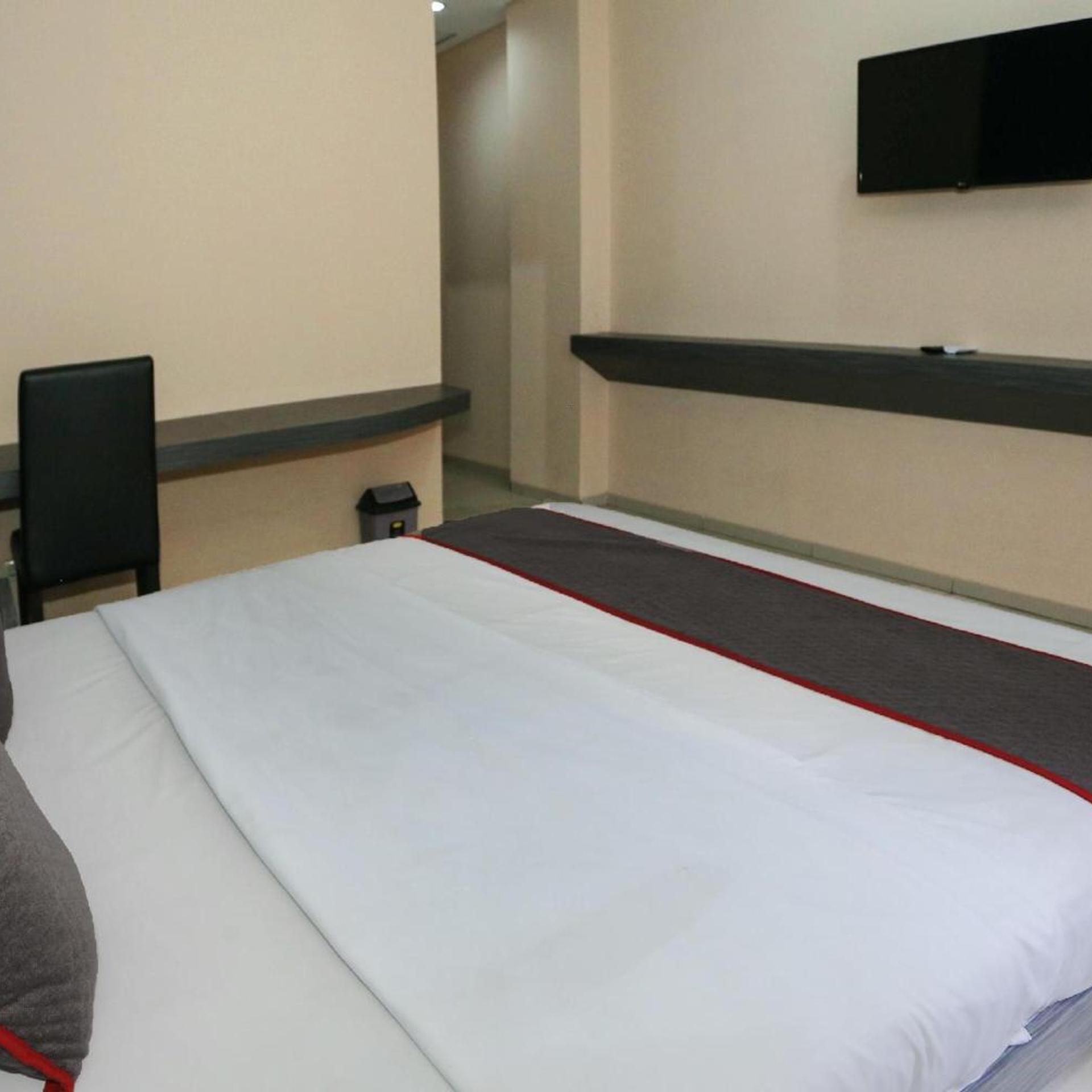 Super OYO Townhouse OAK Hotel Fiducia Pondok Gede 24/48