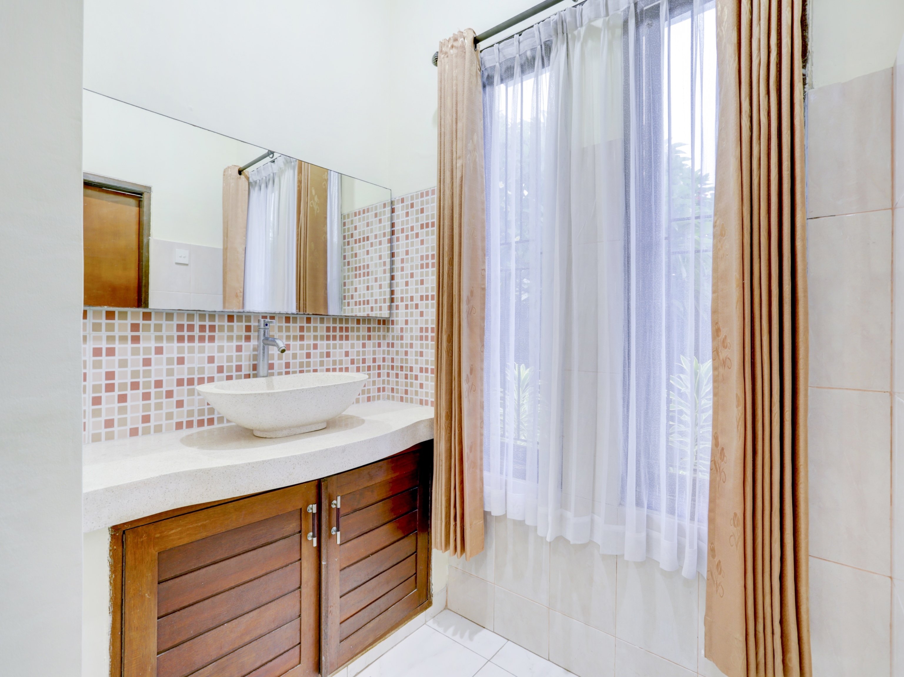 OYO 3910 Teges Inn 50/50