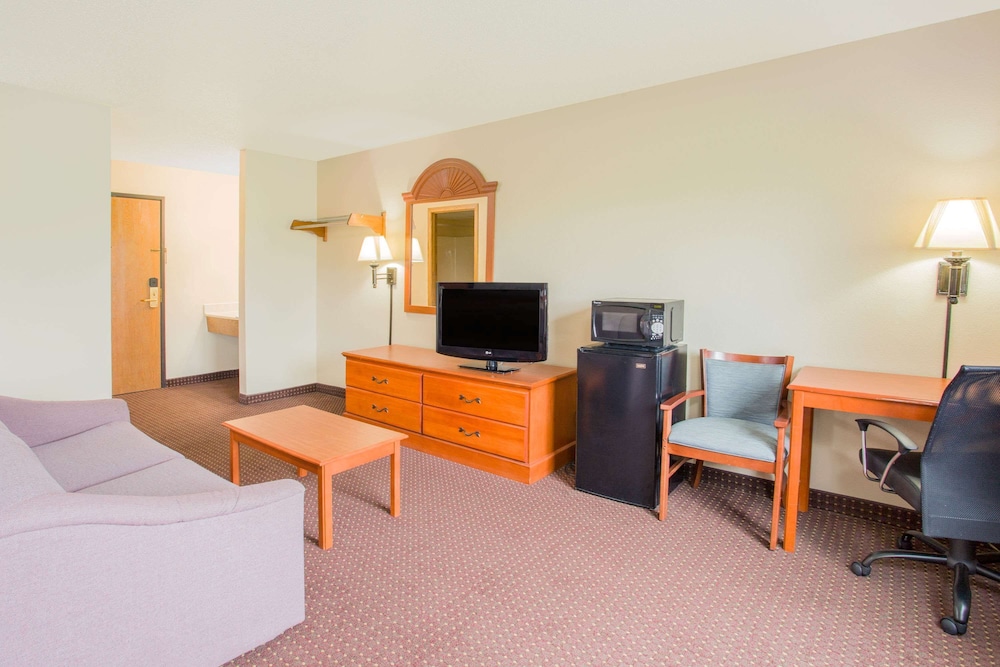 Super 8 by Wyndham Waverly 32/57