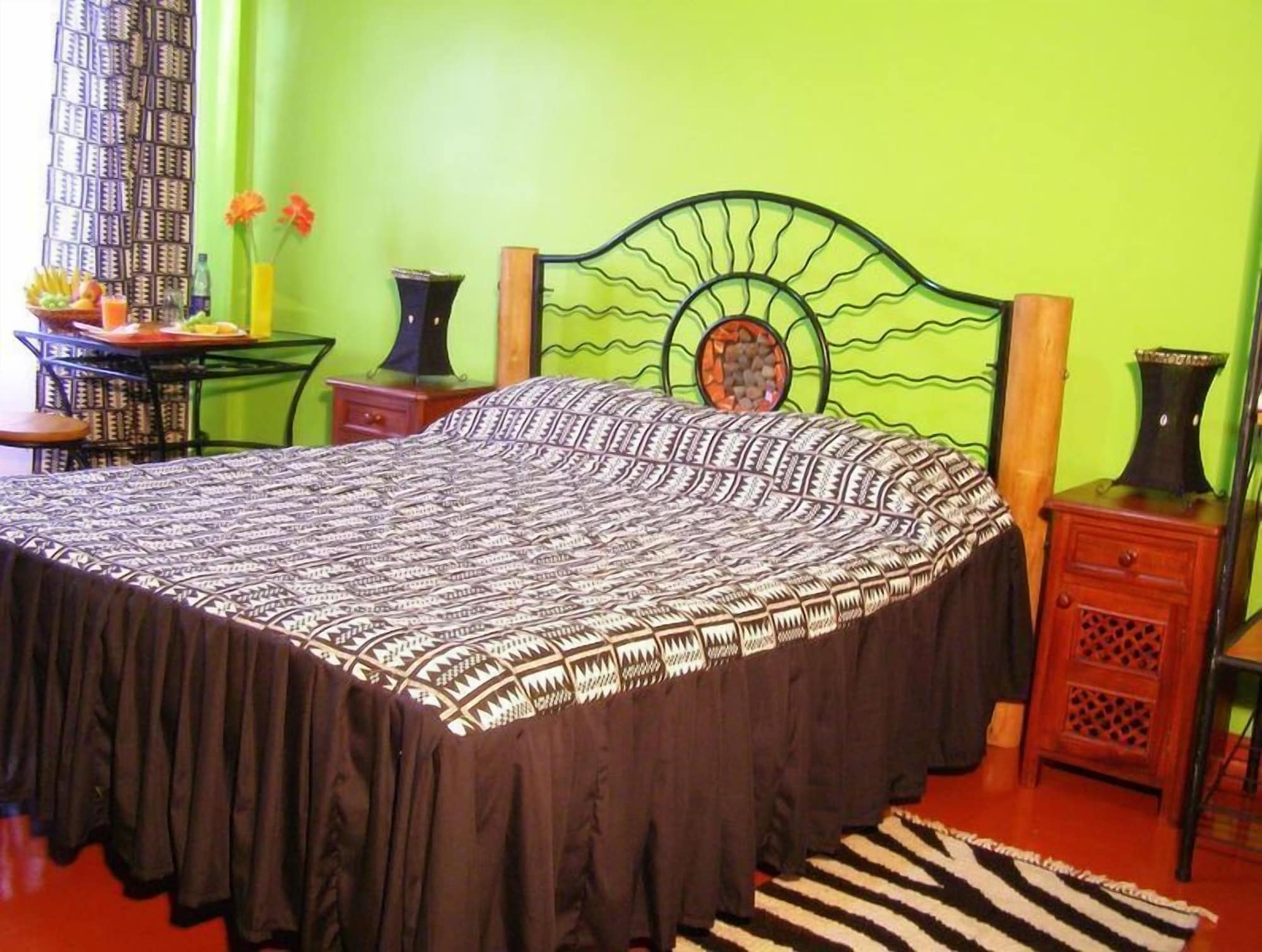 Room, Queen Bed, Private Bathroom