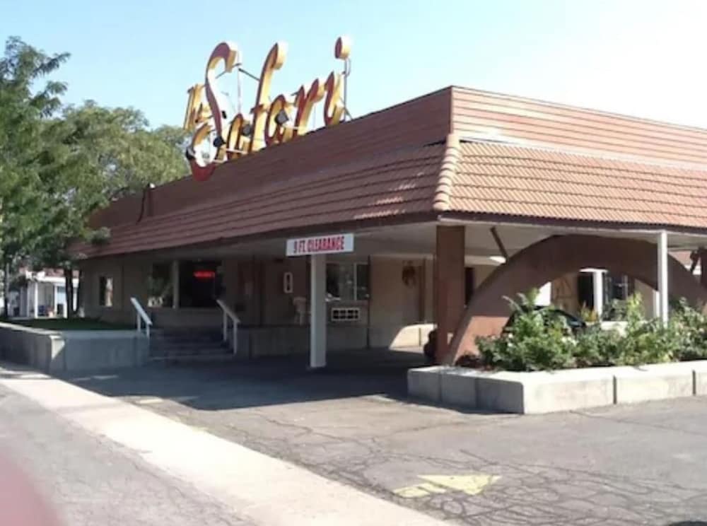 Safari Motel 7/55