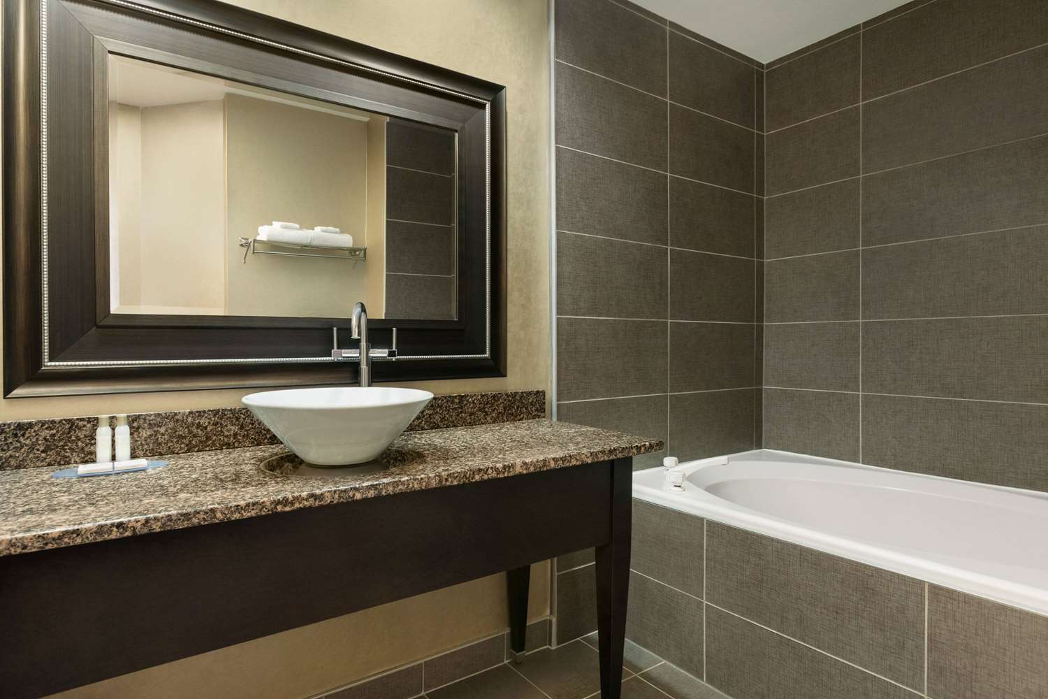Travelodge by Wyndham Hotel & Convention Centre Quebec City 40/41
