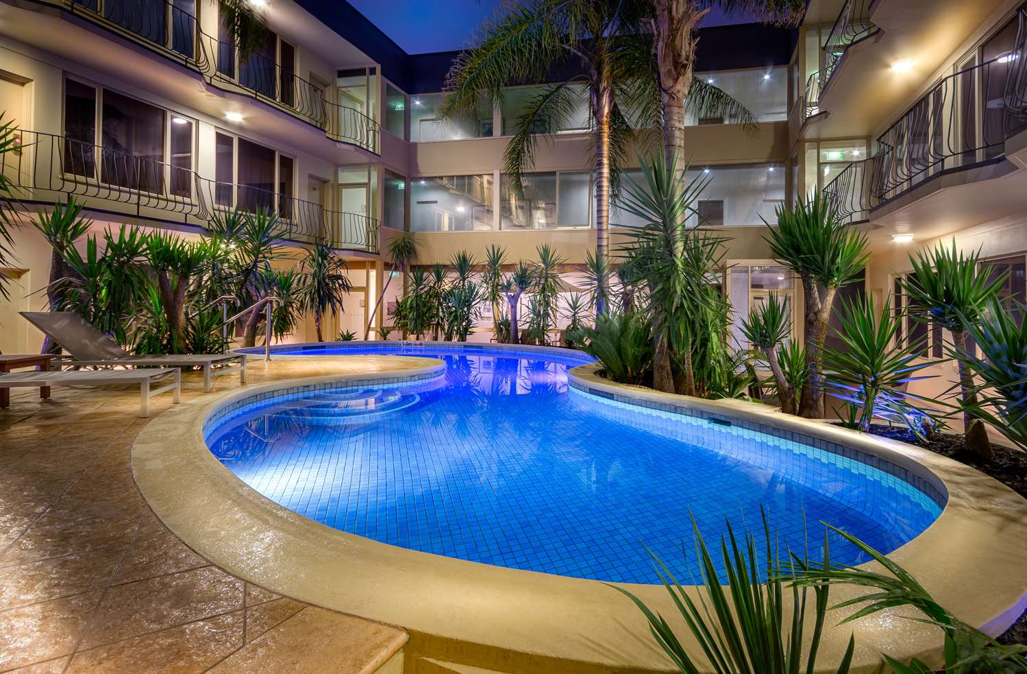 Best Western Plus Travel Inn Hotel 16/18