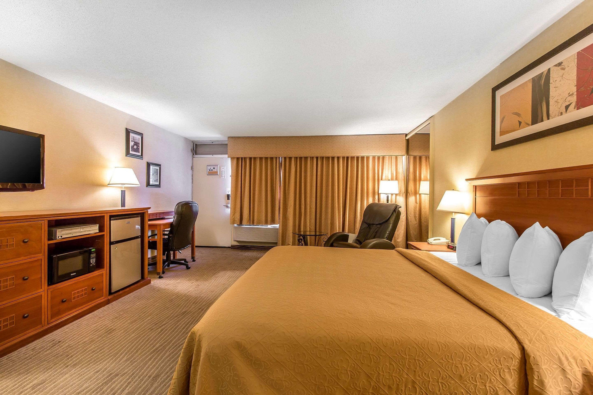 Executive, King Bed, Courtyard Area
