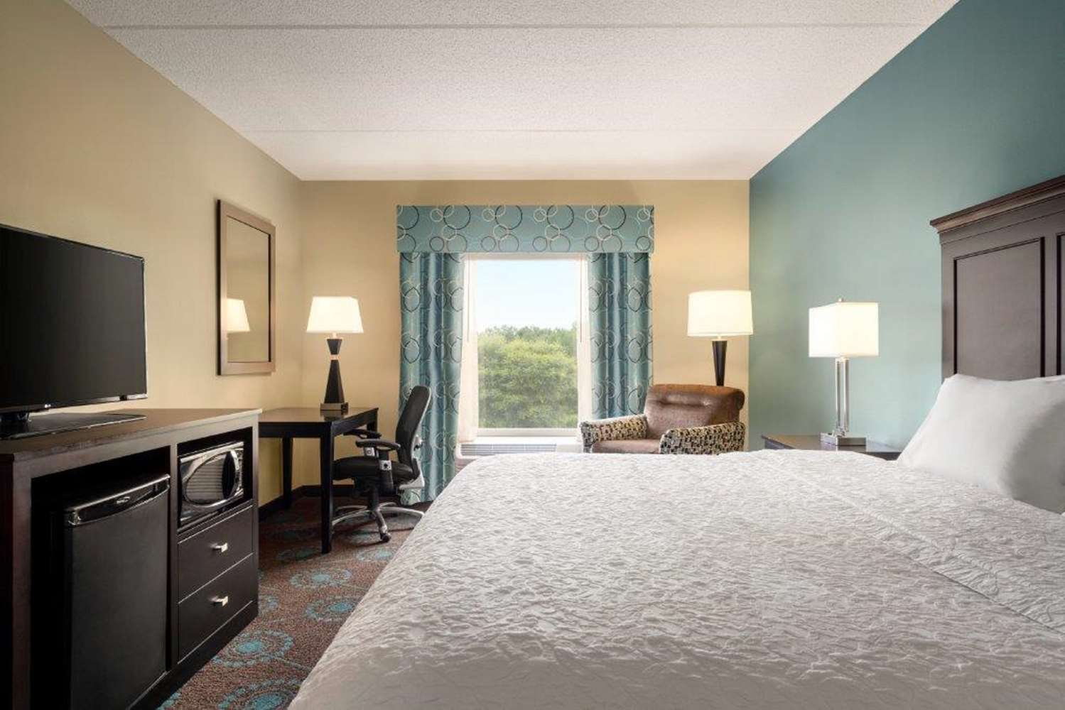 Room, King Bed, Hampton Inn & Suites Bluffton-Sun City 2/3