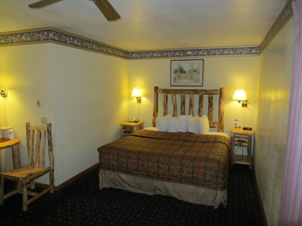 Super 8 By Wyndham Bridgeview Of Mackinaw City 8/27