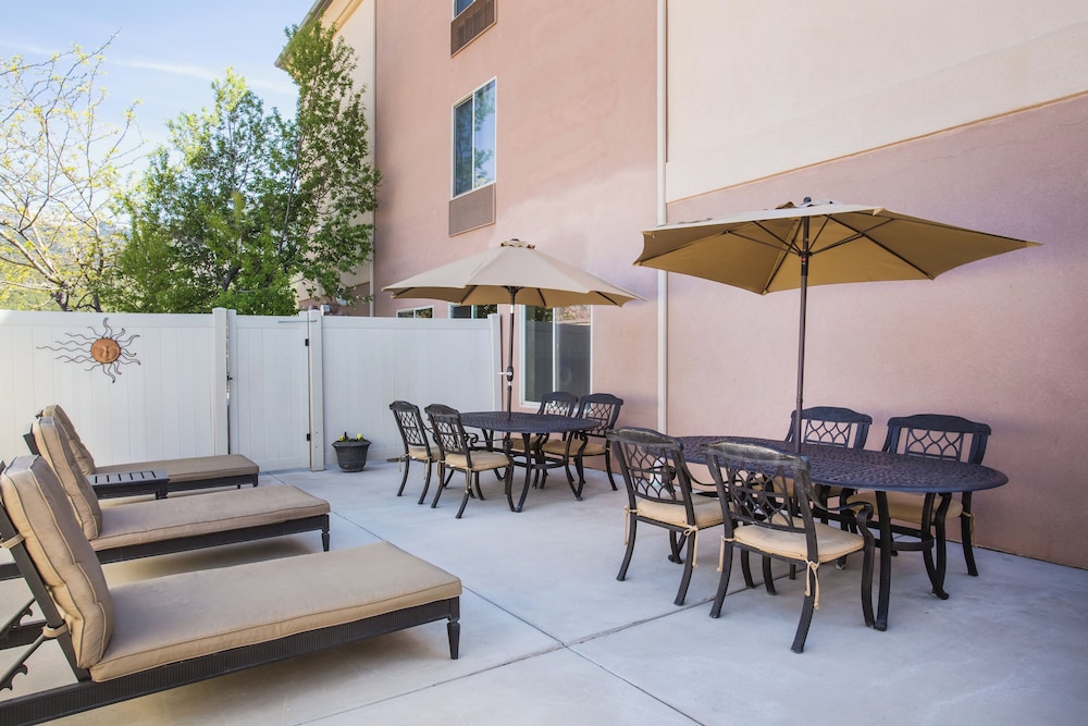Holiday Inn Express Suites Cedar City 44/49