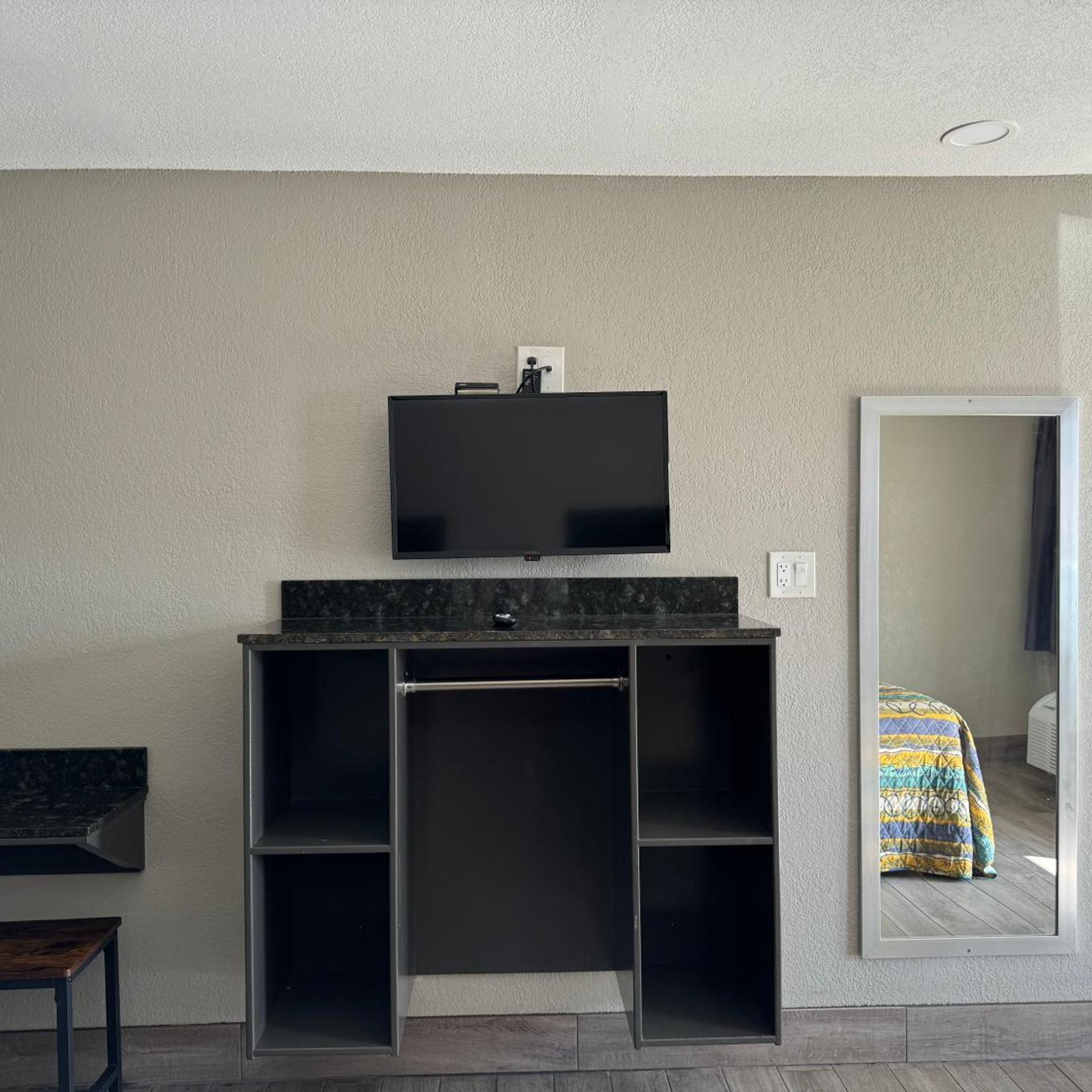 Nola Inn & Suites 7/11