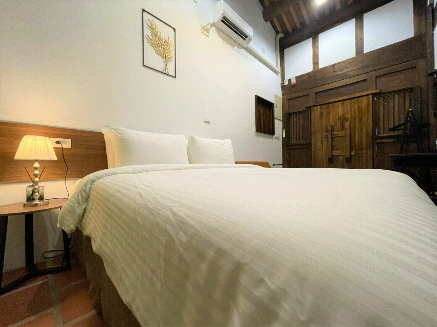 Bright, Queen Bed