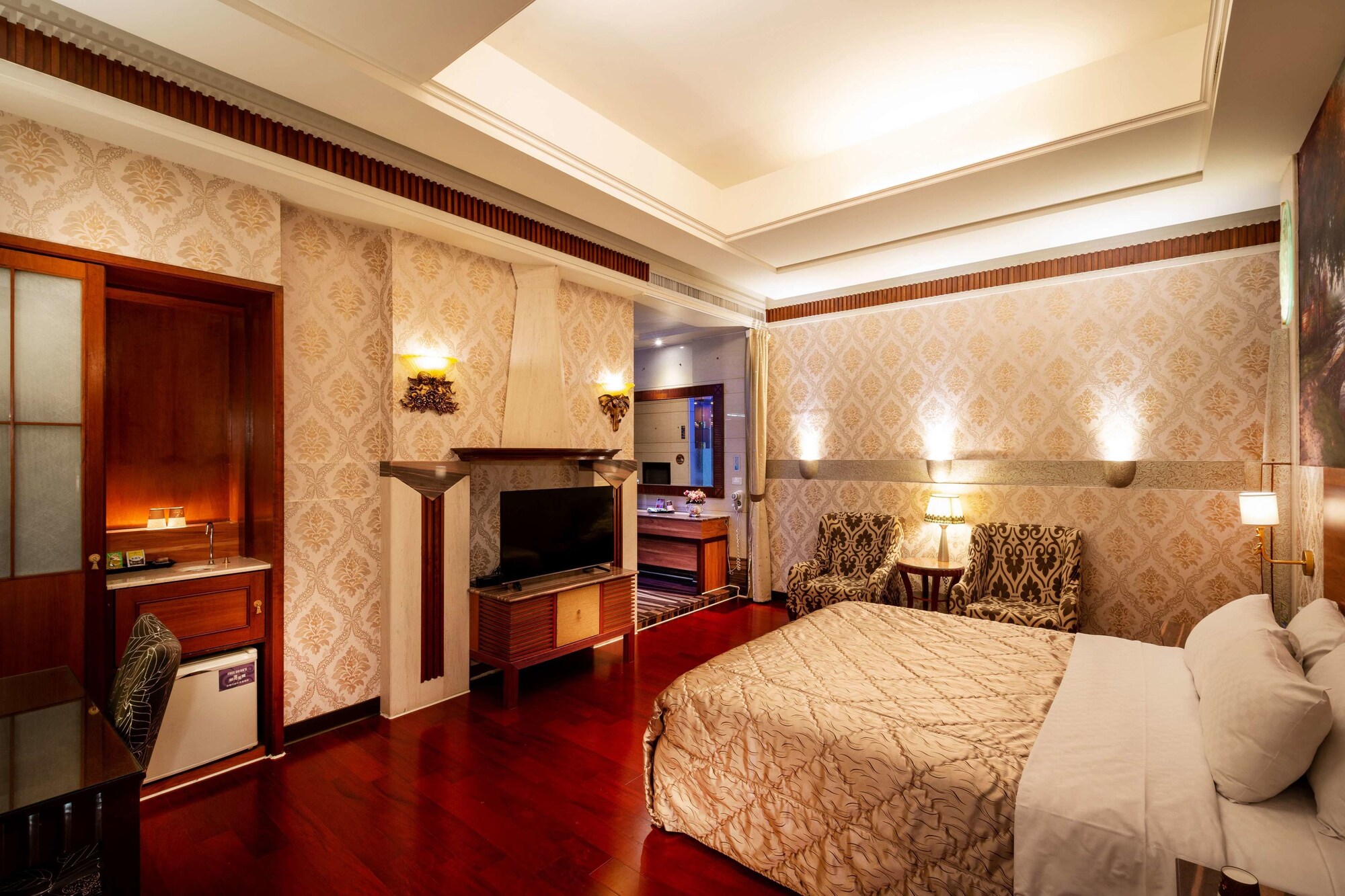 Duke, Queen Bed