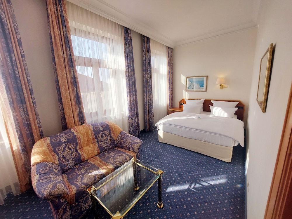 Bayerischer Hof Dresden 36/76