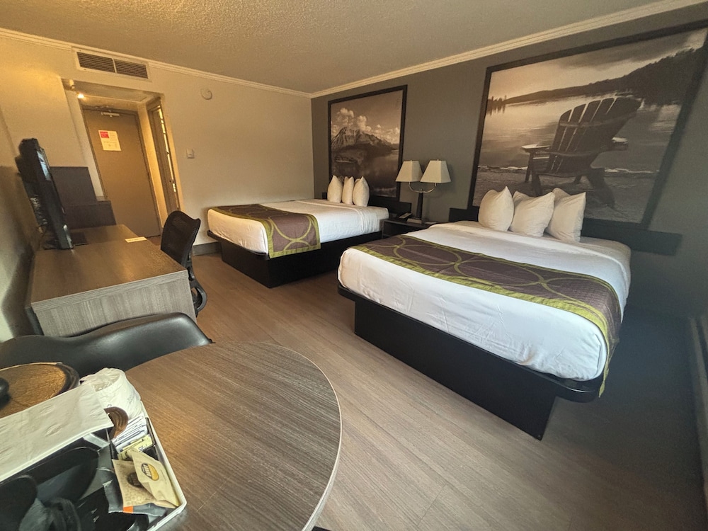 غرفة بسريرين كوين، Super 8 by Wyndham Macleod Trail Calgary 2/5