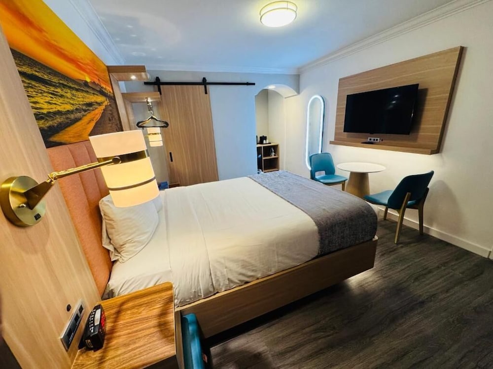 DELUXE, QUEEN BED