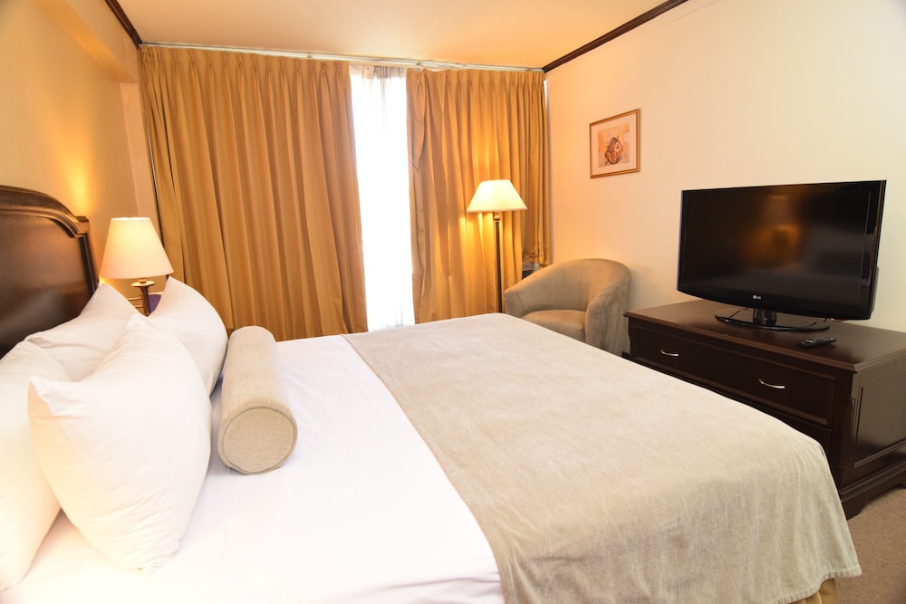 Hotel Plaza Suites 11/50