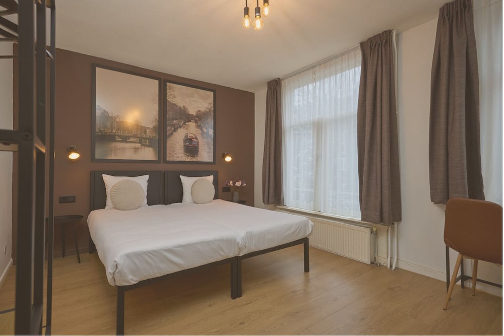 STANDARD, TWIN BEDS, PRIVATE BATHROOM