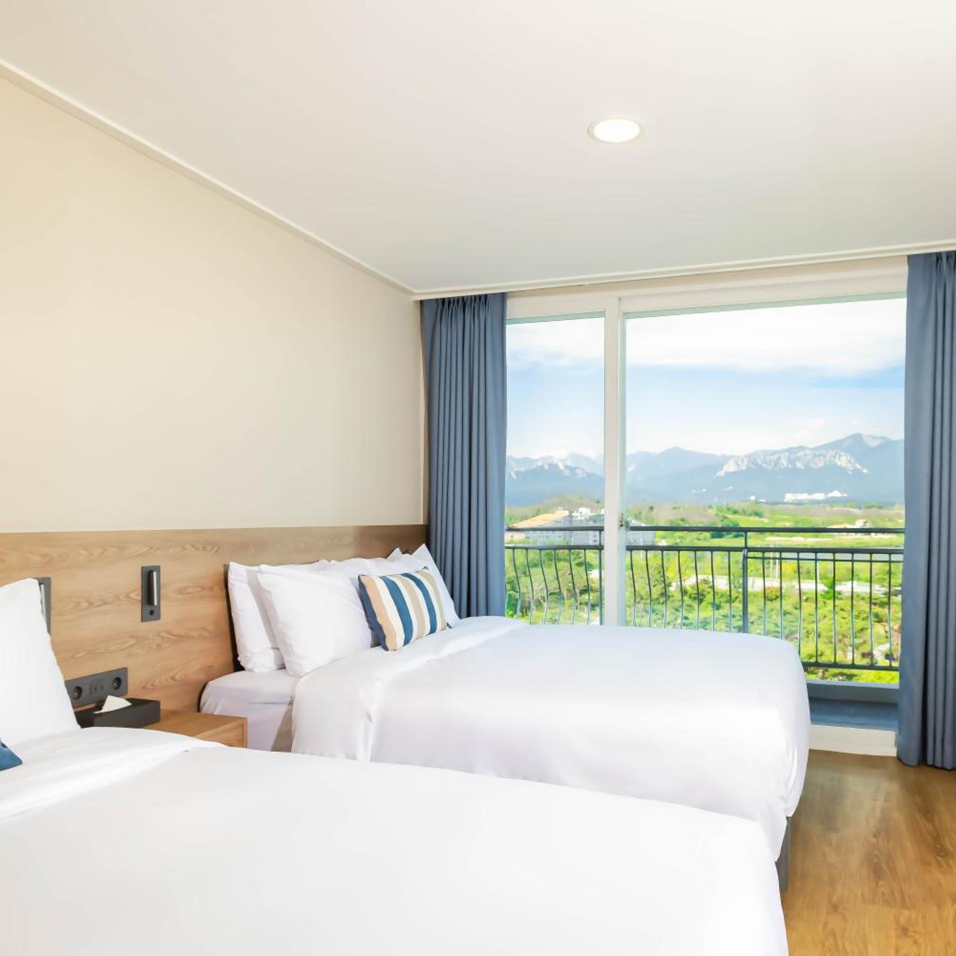 Kensington, Renovated, Deluxe, Mountain View