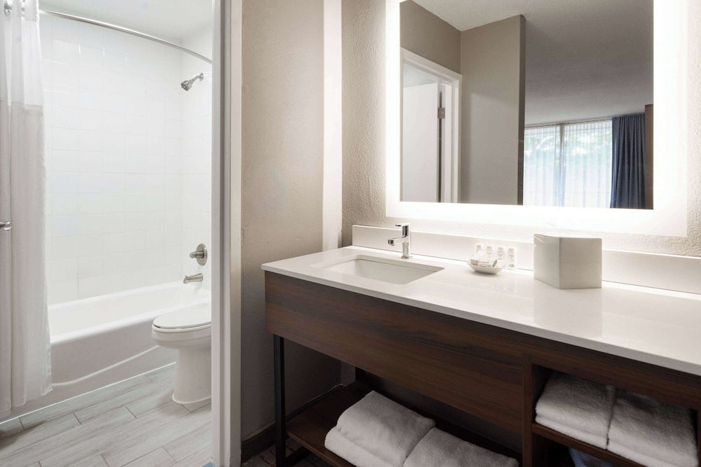 Hawthorn Extended Stay by Wyndham Columbia / Ft. Jackson 49/55
