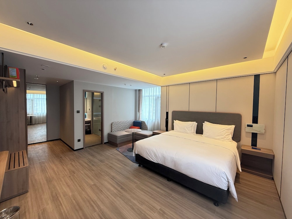 Standard, King Bed, Extra Floor Space, Building 2