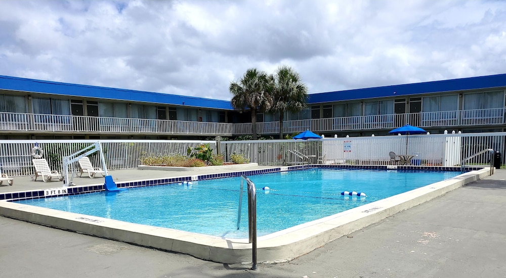 Days Inn by Wyndham Titusville Kennedy Space Center 23/37