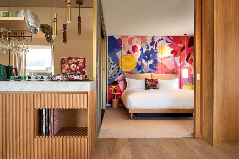 Room at The BoTree London, Curio Collection by Hilton, LONDON