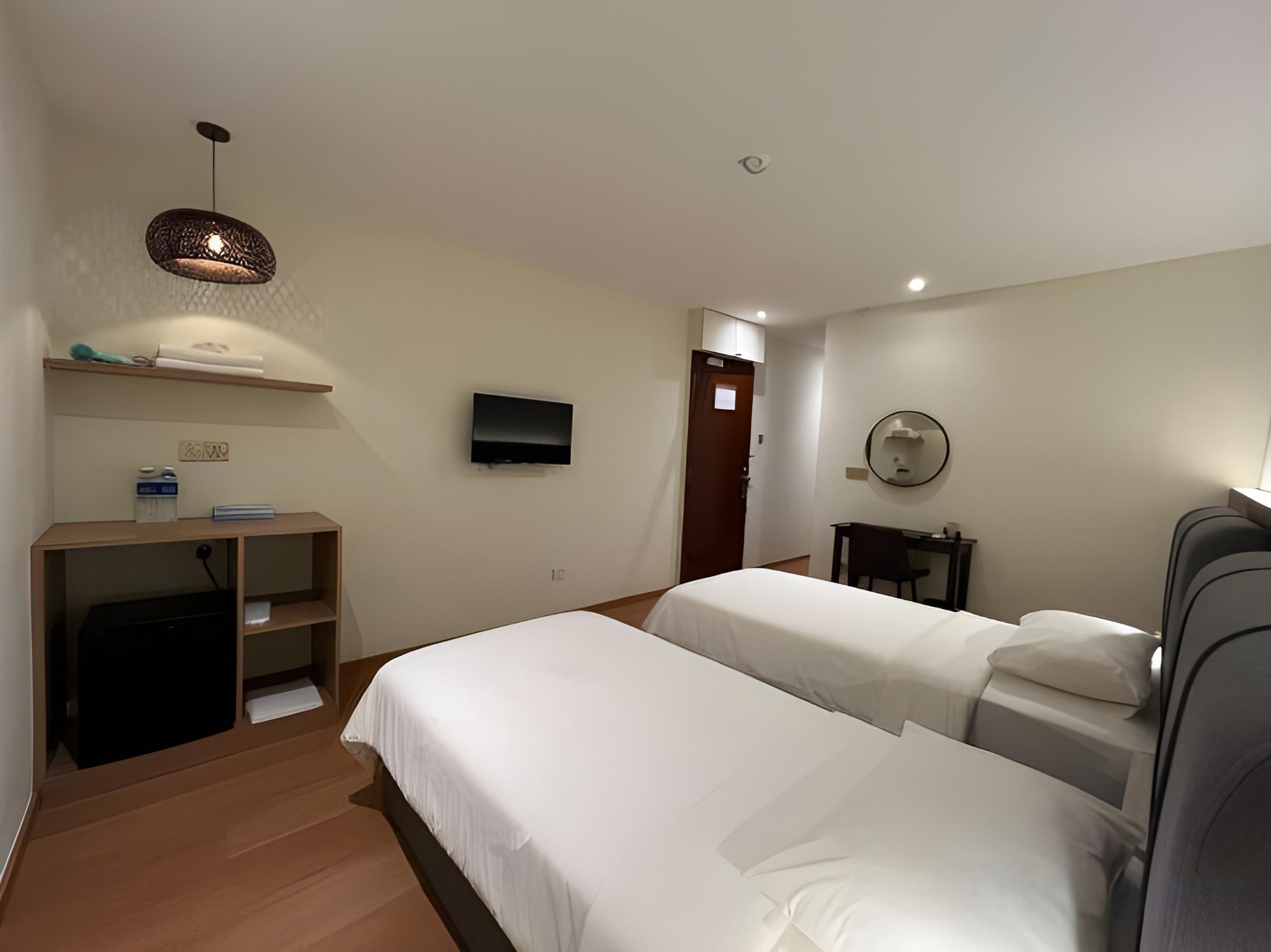 Superior, Twin Beds, No Window