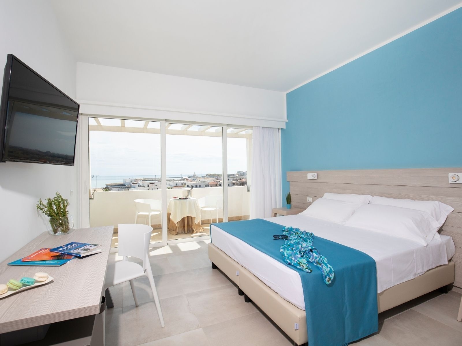 DELUXE, DOUBLE BED