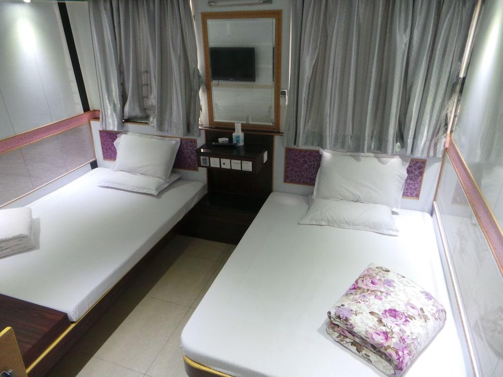 ROOM, QUADRUPLE