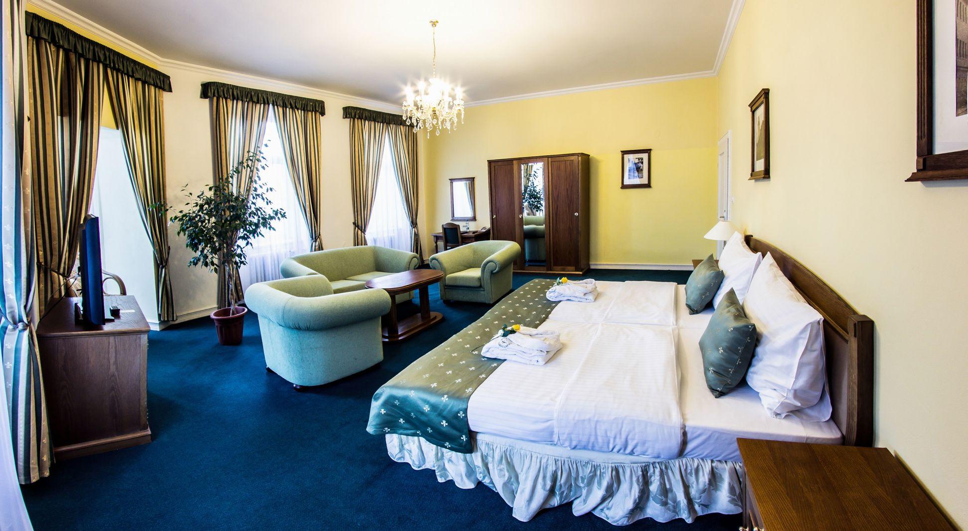 Family Suite, 2 Queen Beds, Castle View