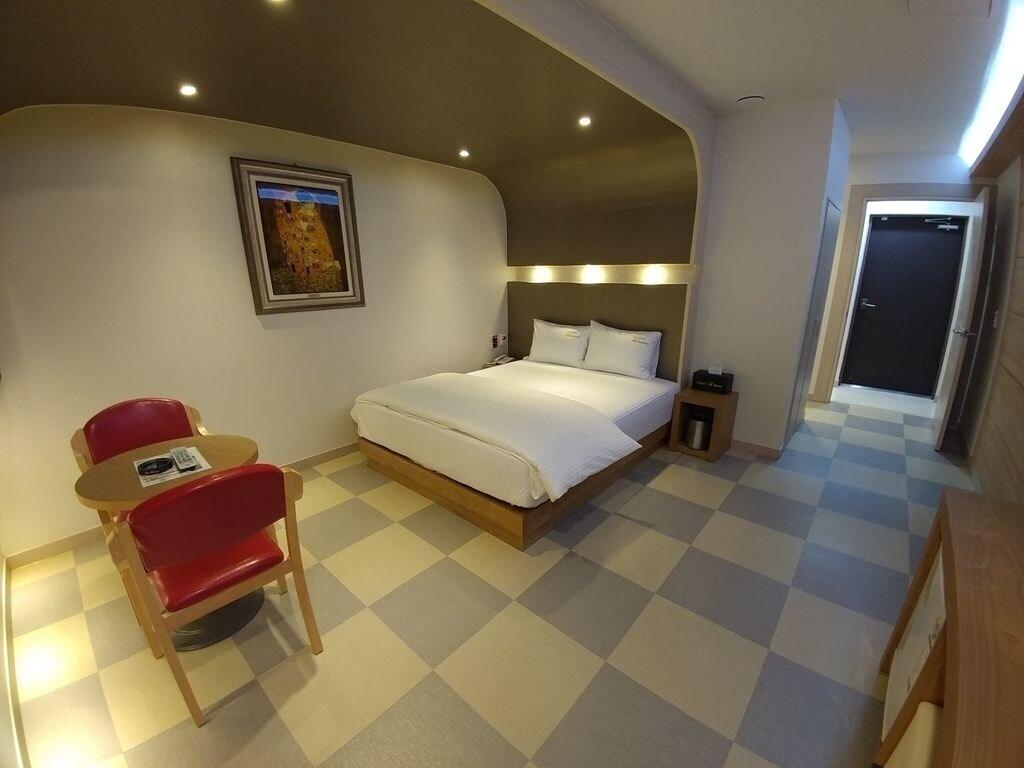 Khan Hotel 7/18