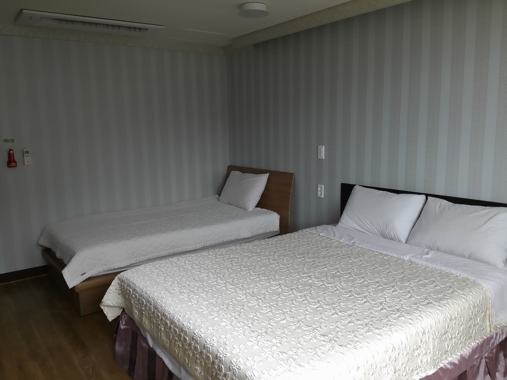 DELUXE, TWIN BEDS