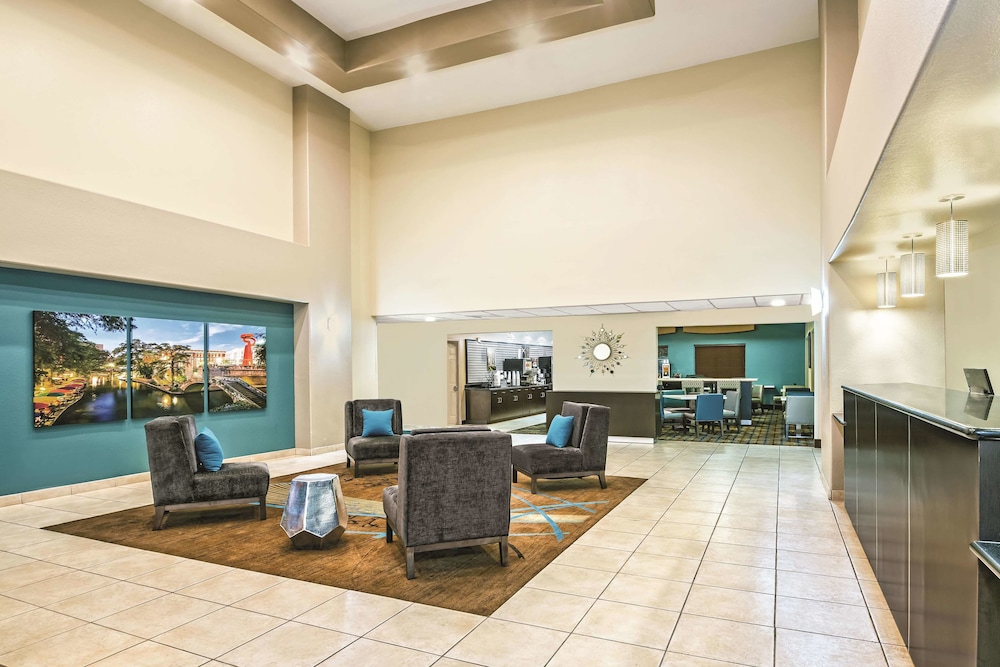 La Quinta Inn & Suites by Wyndham San Antonio N Stone Oak 14/24